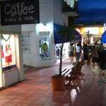 Una de las galerías comerciales de noche